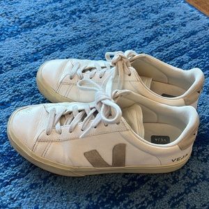Veja Campo in size 39/ US 8